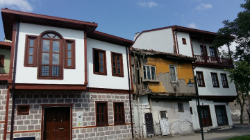 Arada kalmak