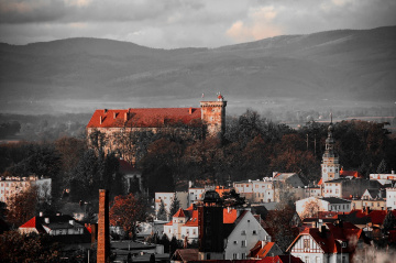 Castle Otmuchów, Polonya - greyscale red