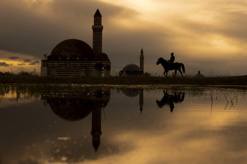 Suya Yansıyan Tarih