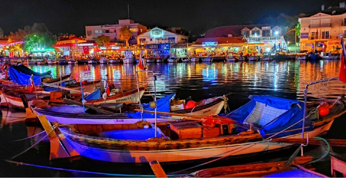 Rengarenk Bir Foça Akşamı