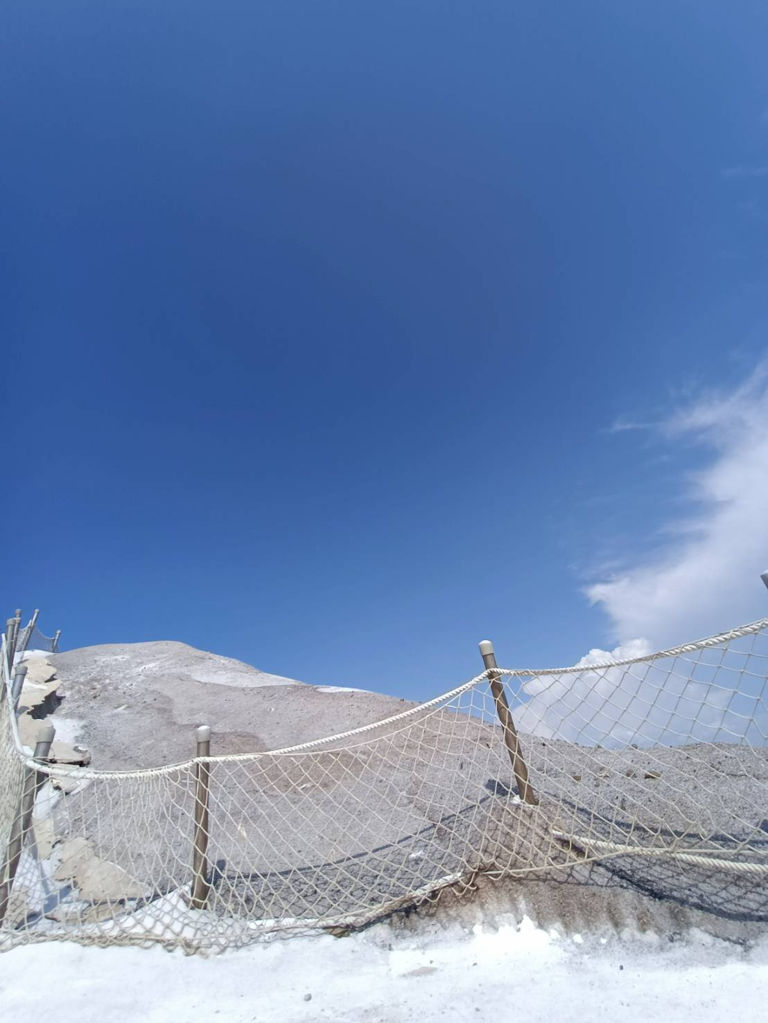 藍天下的鹽山