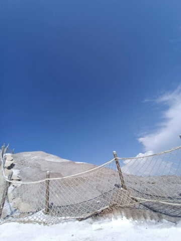 藍天下的鹽山