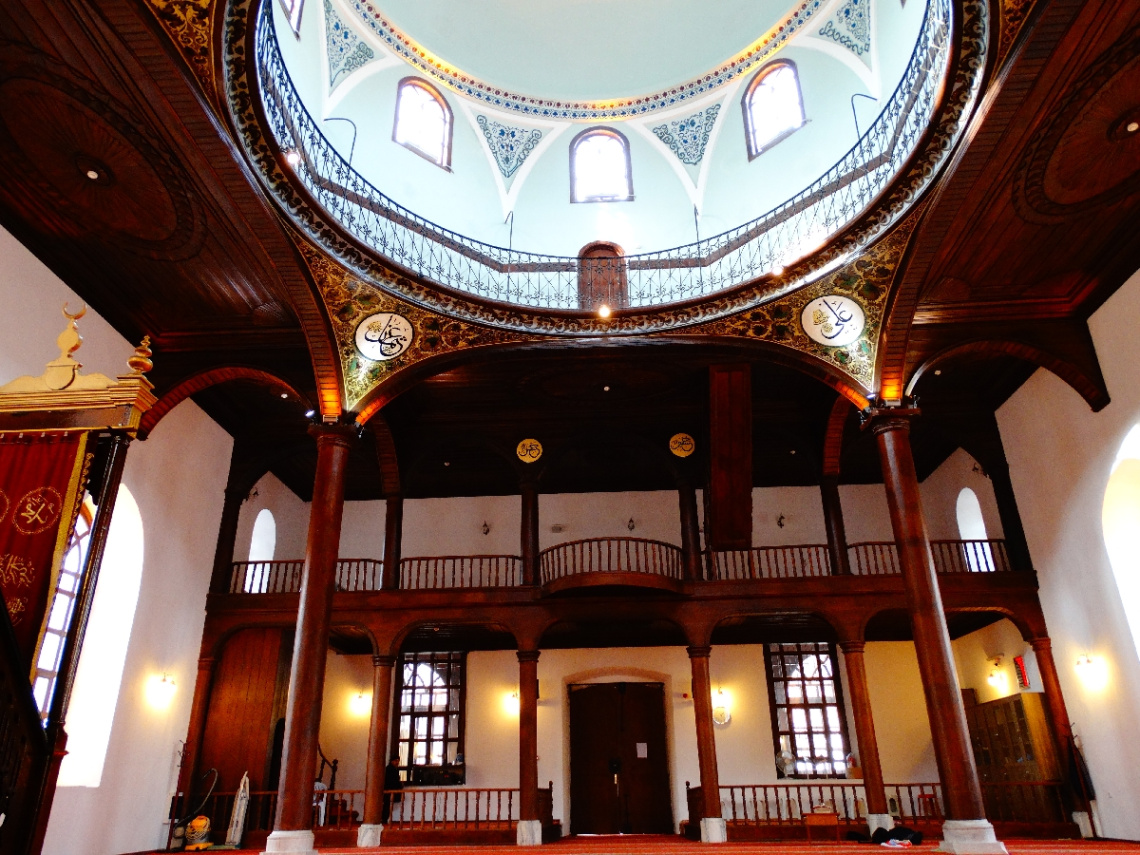 HUZURU YANLIŞ YERDE ARAMAYIN.CAMİYE KOŞUN