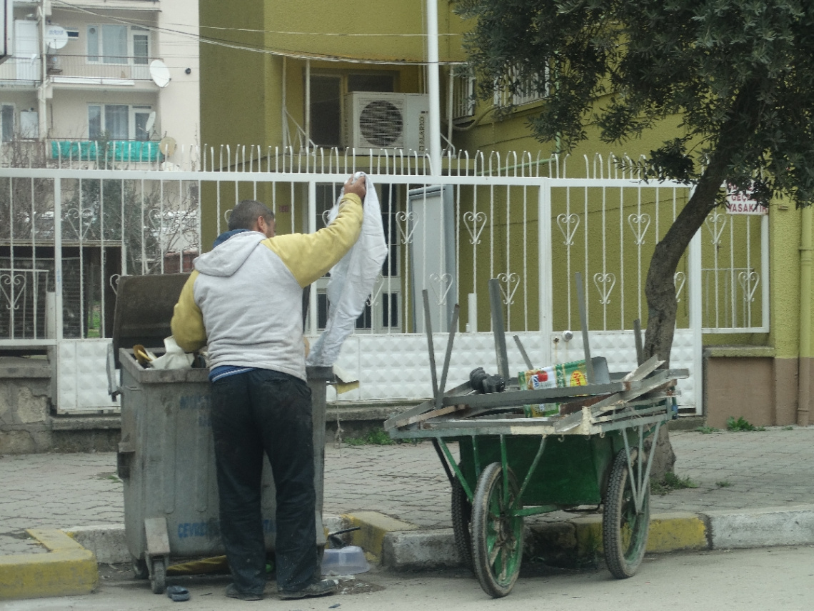 YÜZÜNÜ BİLEREK SAKLADIM.EKMEK PARASI