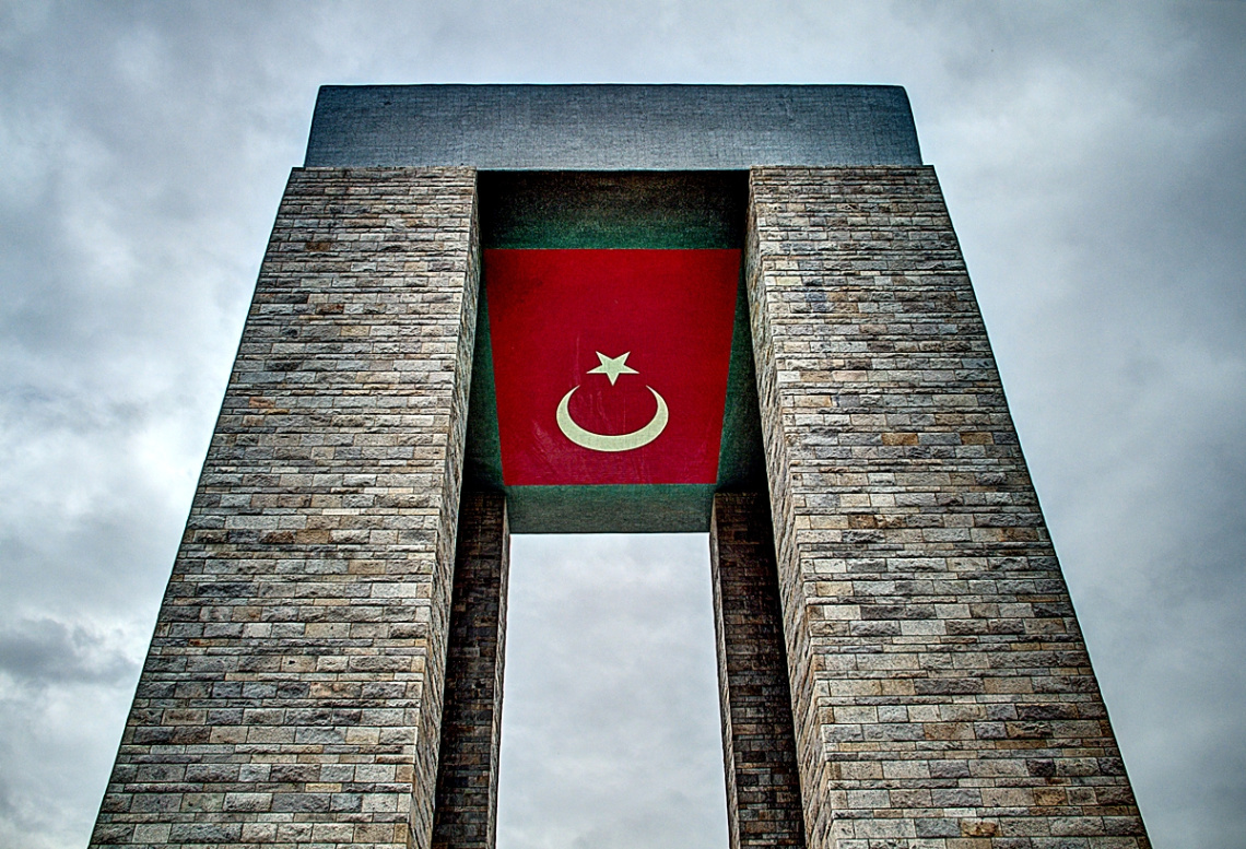 Türbedârın gibi tâ fecre kadar bekletsem;  Gündüzün fecr ile âvizeni lebriz etsem;  Tüllenen mağribi, akşamları sarsam yarana...  Yine bir şey yapabildim diyemem hâtırana