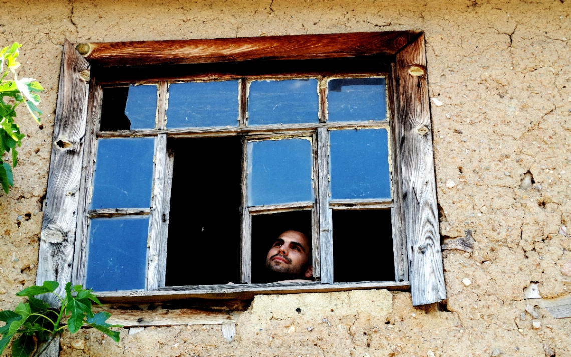 UZAKLARDAN  GELİR