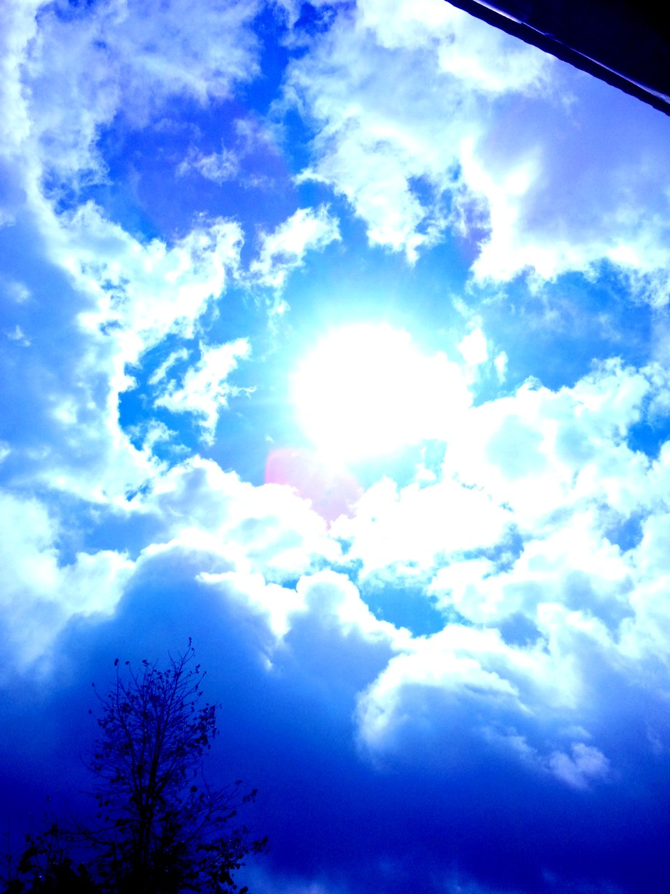 güneş ve bulutlar ve gökyüzü