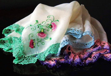 EMBROIDERED HANDKERCHIEFS IN OLD STYLE