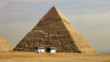Piramit ve otobüsler