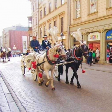 THROUGH THE STREETS OF KRAKOW BY CARRIAGE 