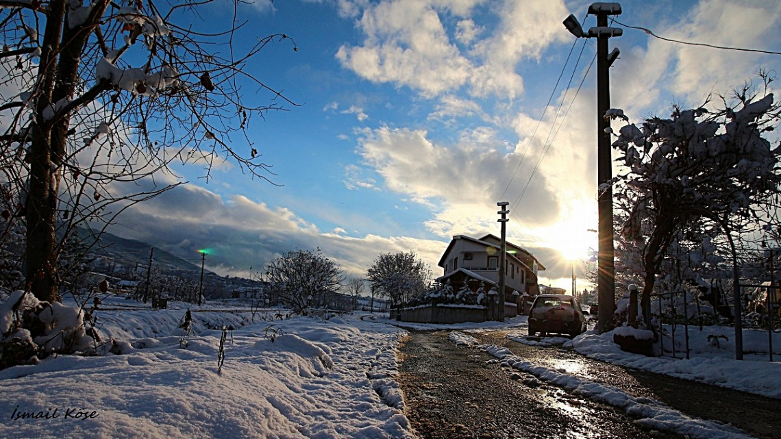 Kışın Kar Bulut Ve Güneş