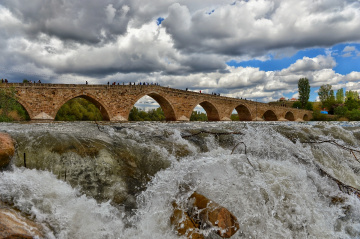 Karaözü Şahruh Köprüsü