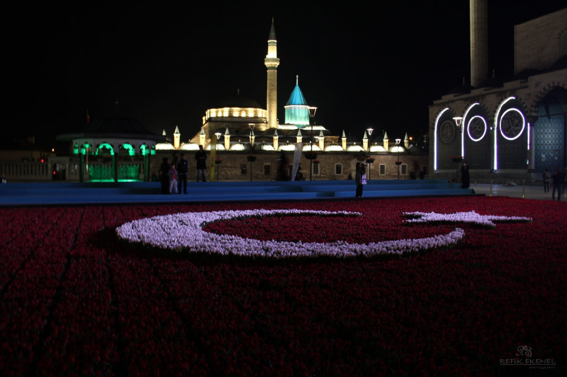 Mevlana Meydanında Lalelerden Türk Bayrağı