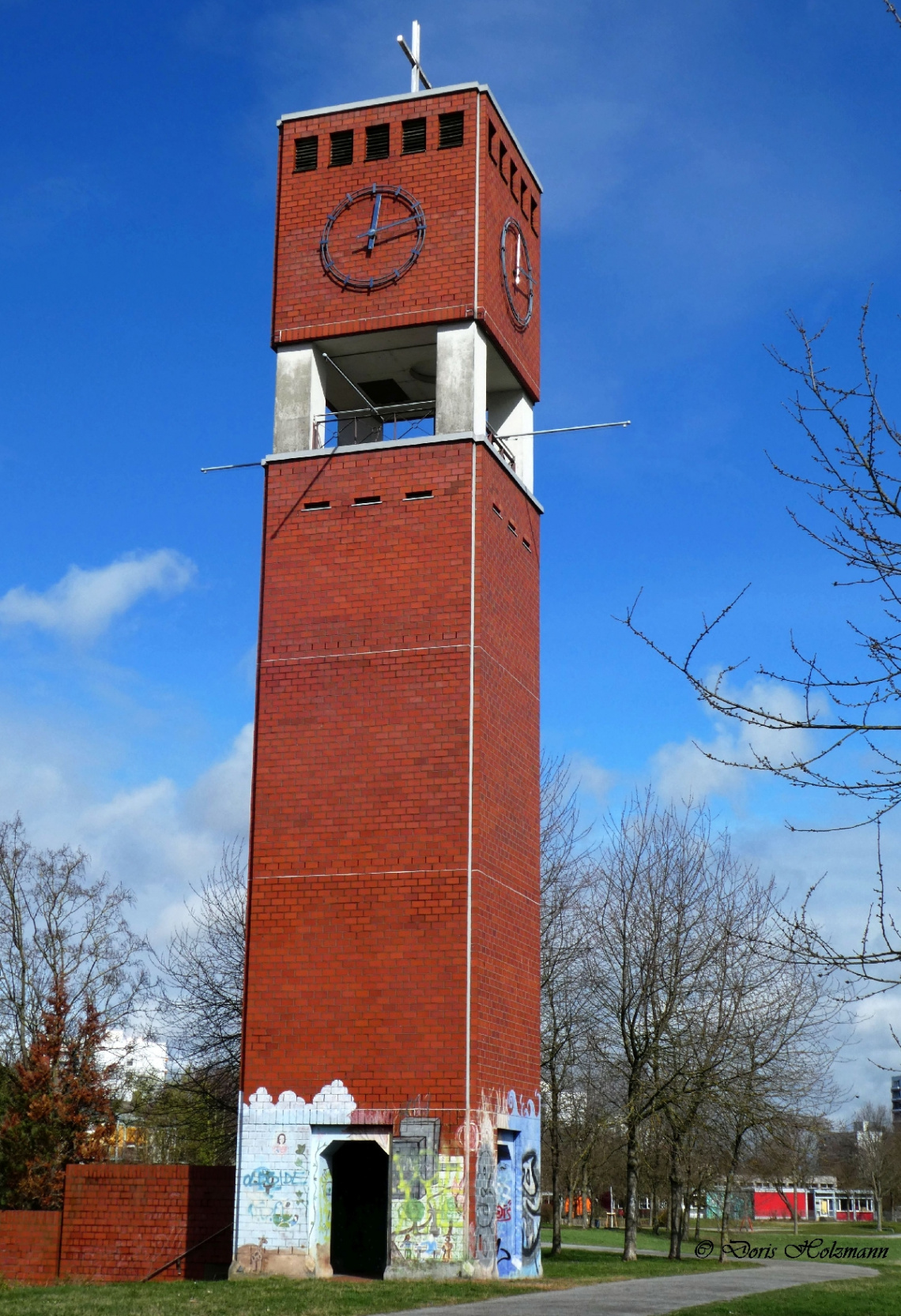 Kirchturm mit Graffiti 