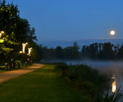 ...full moon and boulevards on the Neisse River